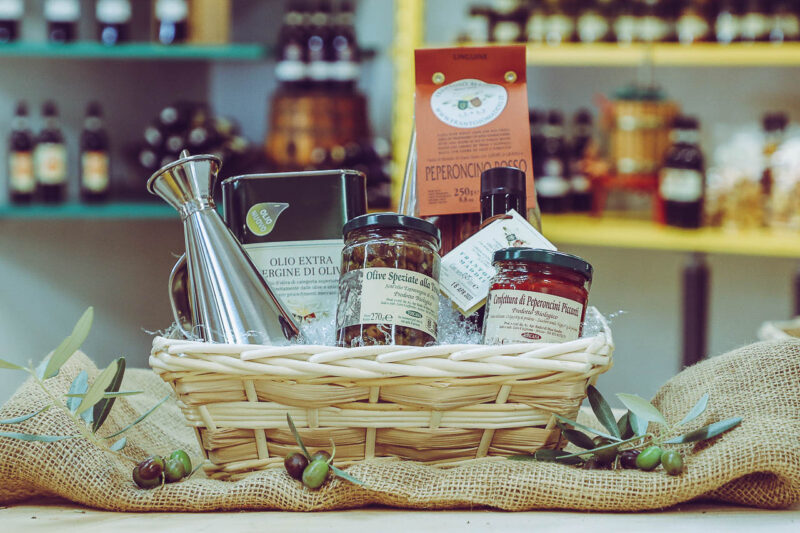 Il Piccantino Basket of Typical Tuscan Artisan Products flavoured with Chilli Pepper